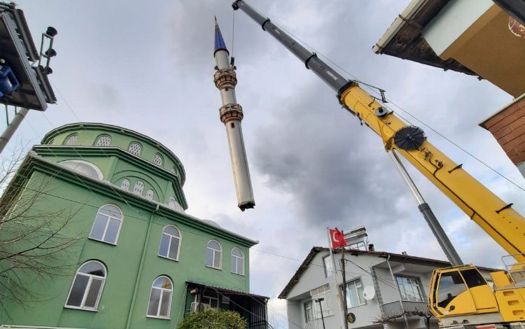 Kocaeli İzmit’te lodoszede minareyi A Takımı ayağa kaldırdı