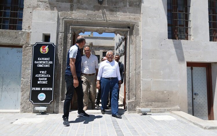 Memduh Büyükkılıç Basın Müzesi’ni gezdi