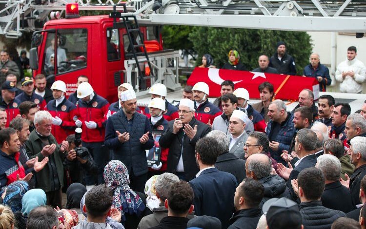 Sakarya’da şehit itfaiye eri dualarla uğurlandı Sakarya’da şehit itfaiye eri dualarla uğurlandı
