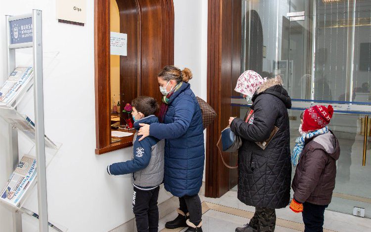 Bursa’da karneler tiyatro biletine dönüşüyor Bursa’da karneler tiyatro biletine dönüşüyor
