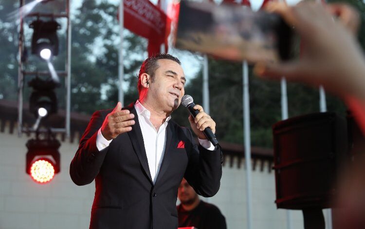 Ferhat Göçer şarkılarıyla Gazianteplileri coşturdu Ferhat Göçer şarkılarıyla Gazianteplileri coşturdu