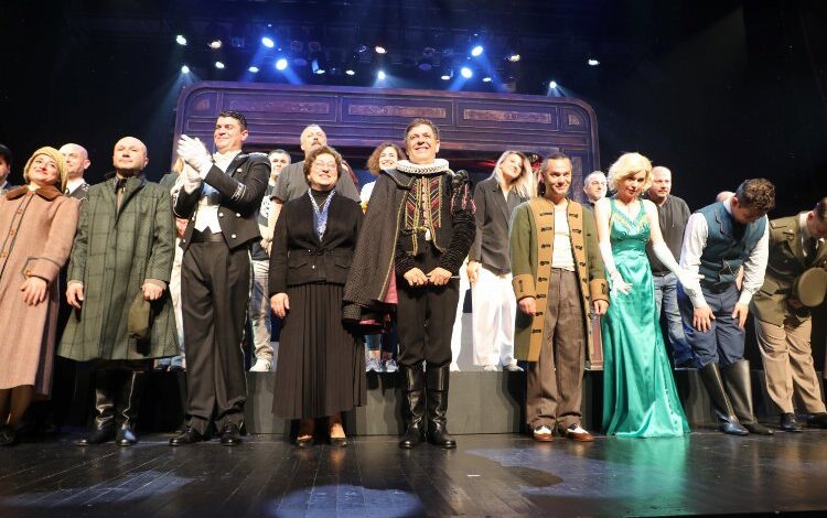 Şehir Tiyatrosuna usta oyunculardan tam not