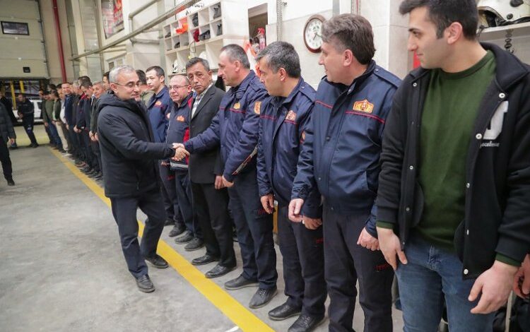 Prof. Dr. Alim Işık itfaiyeyle sahur yaptı