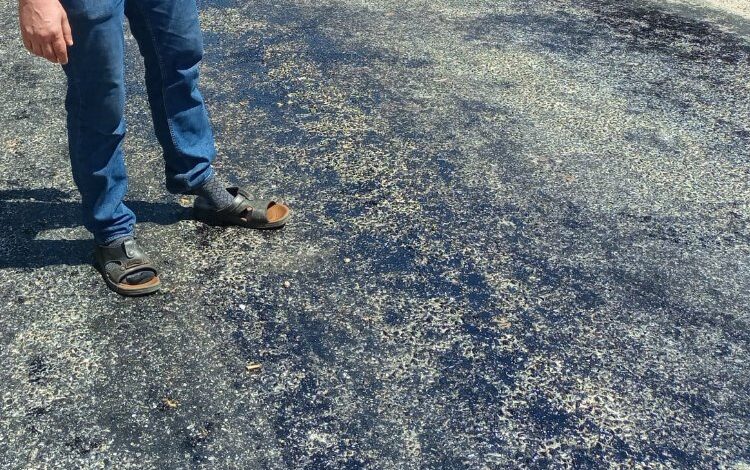 Eriyen asfaltta mezarlığa güçlükle ulaştılar… Terlikler yola yapıştı! Eriyen asfaltta mezarlığa güçlükle ulaştılar… Terlikler yola yapıştı!