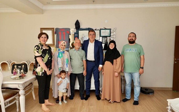 Savran ailesinden çat kapı bayram kutlaması