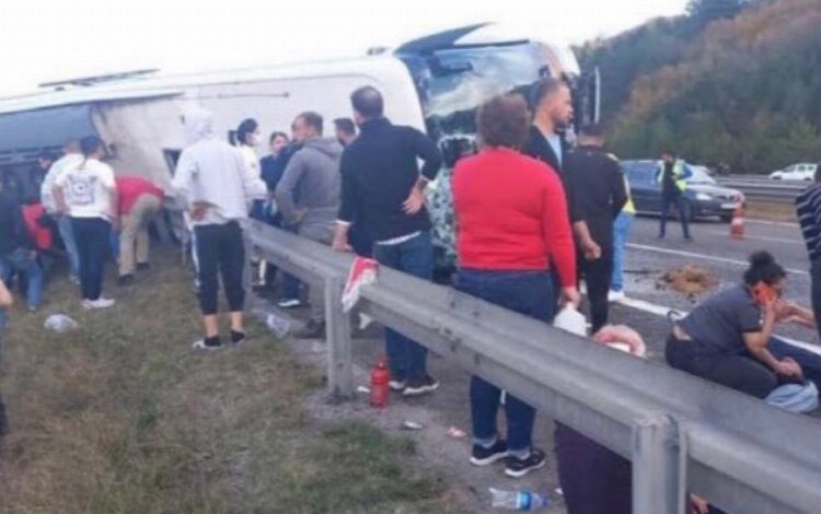 Bolu’da yolcu otobüsü devrildi: 3 ölü, 16 yaralı