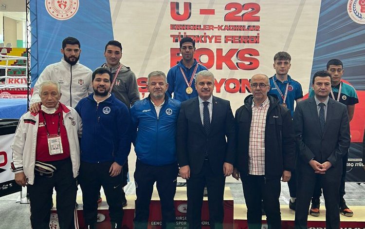 Kocaeli’nin başarılı eldivenleri kürsünün zirvesinde