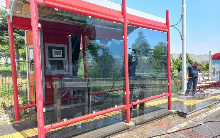 MOTAŞ otobüs duraklarını onarıyor