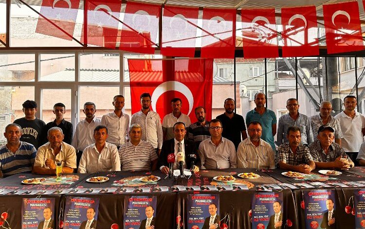 Adaylık açıklamasını meşaleli şova dönüştürdü! Muhtar adayından müthiş projeler