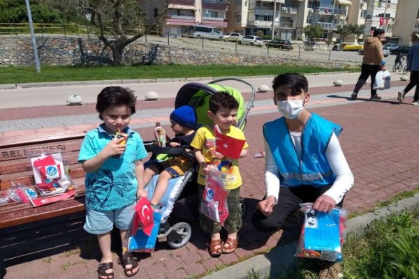 Bursa’da Gemlik Ülkü Ocakları’ndan çocuklara 23 Nisan hediyesi