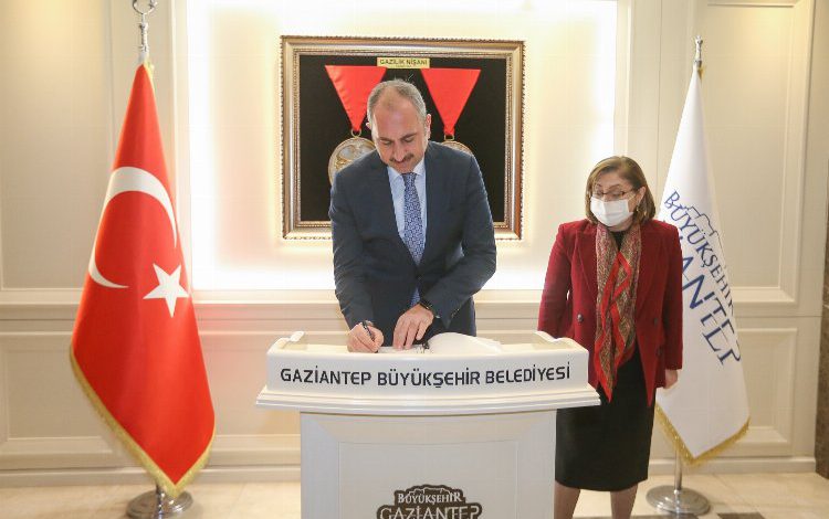 Eski Bakan Gül’den Gaziantep’e ziyaret