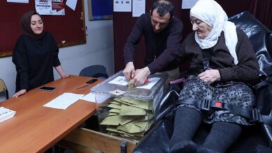 Bursa’da ambulansla okula, sedye ile sandığa