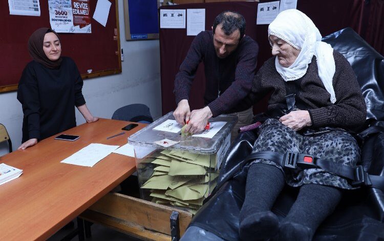 Bursa’da ambulansla okula, sedye ile sandığa