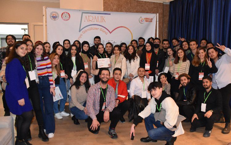 Bursa’da Gemlikli gençler “Gönüllüler Festivali”nde