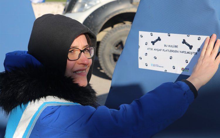 Atık ahşap paletler kulübeye dönüşüyor