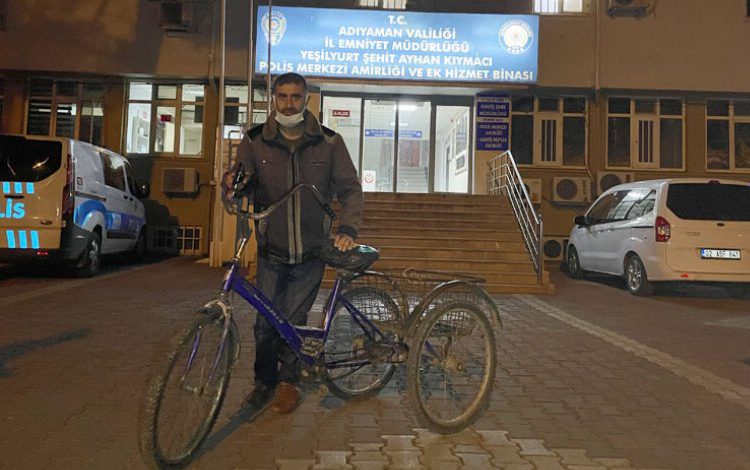 Adıyaman polisi engelli gencin çalınan bisikletini teslim etti