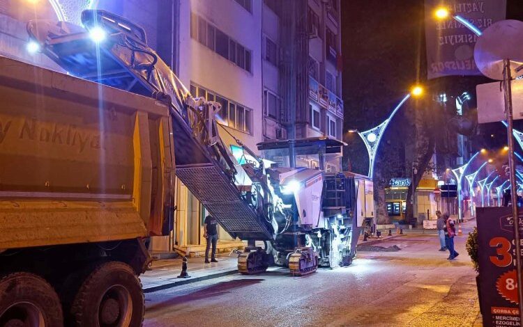Kocaeli İzmit’te asfaltlamada gece mesaisi Kocaeli İzmit’te asfaltlamada gece mesaisi