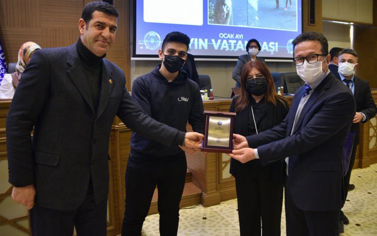 Bursa Meclisi örnek vatandaşları ödüllendirdi Bursa Meclisi örnek vatandaşları ödüllendirdi