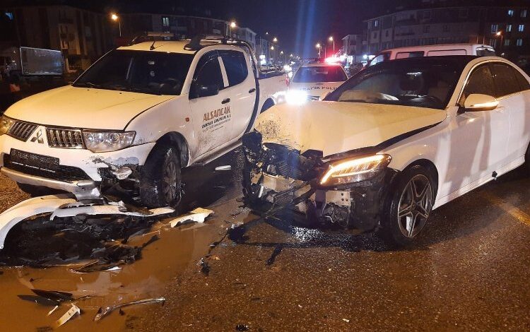 Düzce’de kamyonet ile otomobil çarpıştı: 5 yaralı
