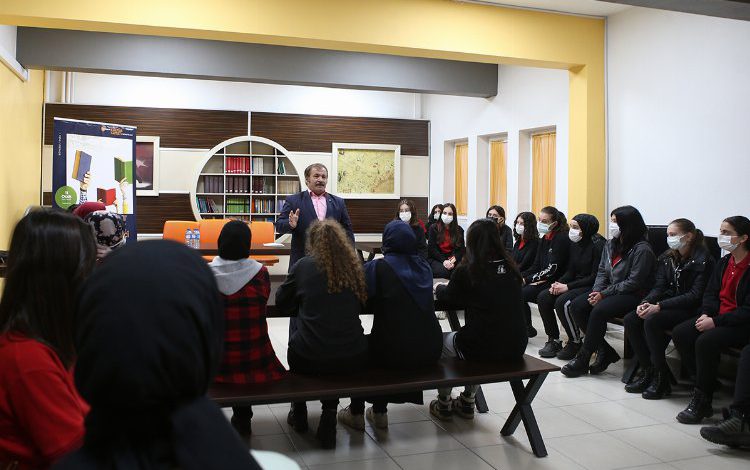 Sakaryalı yazarlar öğrencilerle buluştu