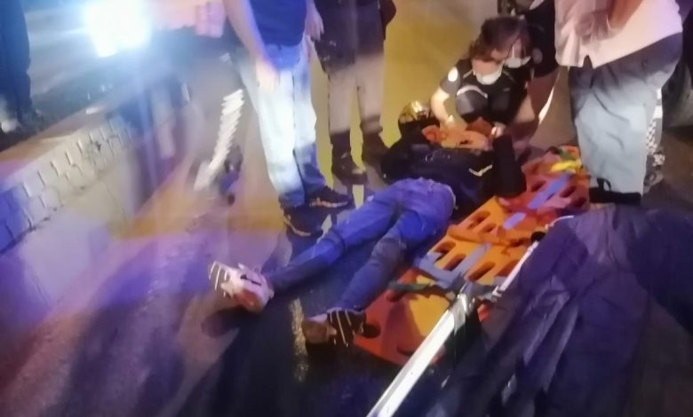 Otomobilin sıkıştırdığı motokurye kaza yaptı Otomobilin sıkıştırdığı motokurye kaza yaptı