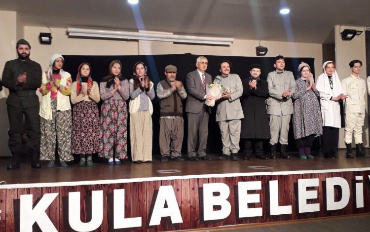 Manisa Şehir Tiyatrosu, perdelerini Kulalı sanatseverler için açtı Manisa Şehir Tiyatrosu, perdelerini Kulalı sanatseverler için açtı