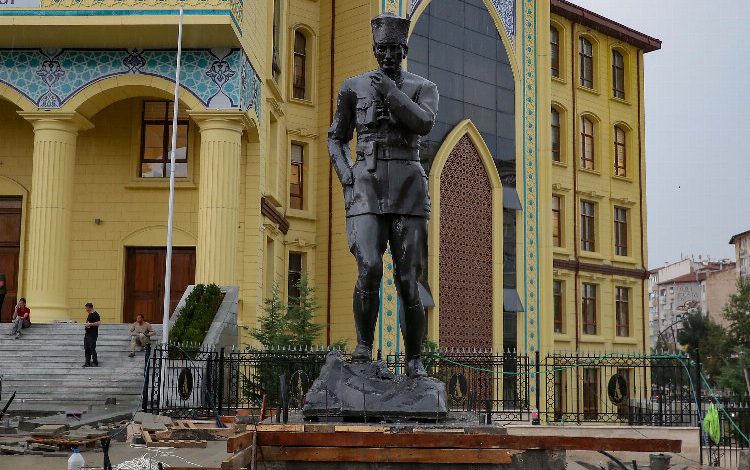 Kütahya’da Ulu Önder’in heykeli yerini aldı Kütahya’da Ulu Önder’in heykeli yerini aldı