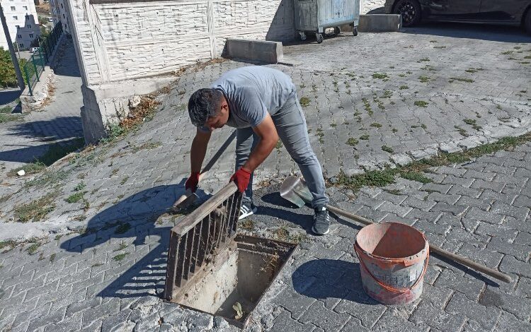 Gördes’te yağmursuyu ızgaraları temizleniyor Gördes’te yağmursuyu ızgaraları temizleniyor