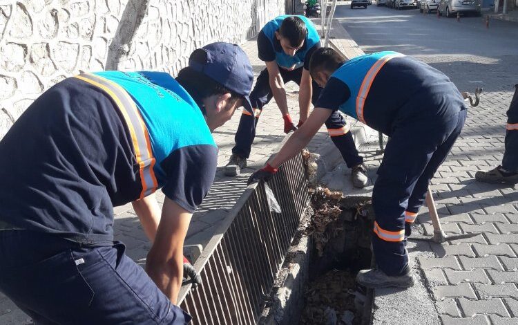 Manisa Soma’da yağmursuyu ızgaralarına temizlik Manisa Soma’da yağmursuyu ızgaralarına temizlik
