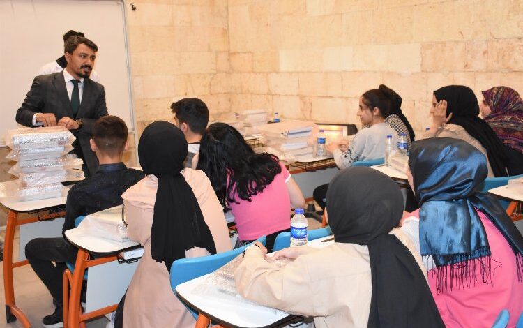 Diyarbakır’da Akademi Lise öğrencileri kitap setlerine kavuştu Diyarbakır’da Akademi Lise öğrencileri kitap setlerine kavuştu