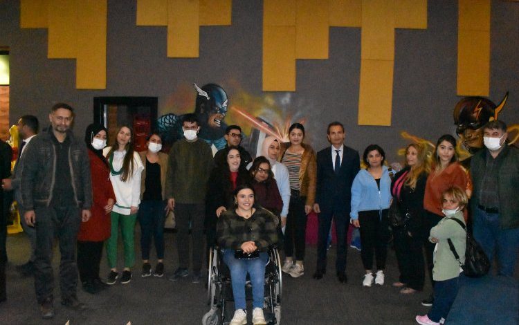 Engelli bireyler ile şehit yakınları ve gaziler ‘Malazgirt 1071’ filmini izledi