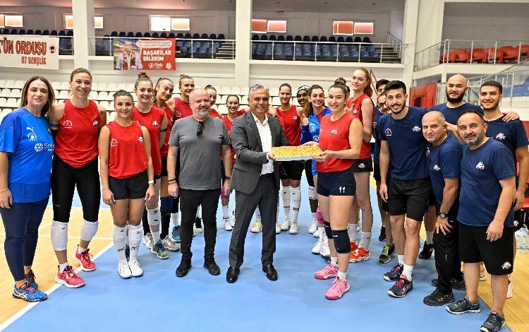 Muratpaşa’dan Sultanlar Ligi temsilcilerine moral ziyareti Muratpaşa’dan Sultanlar Ligi temsilcilerine moral ziyareti