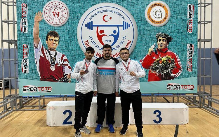 Nevşehirli halterciler madalyaları topladı