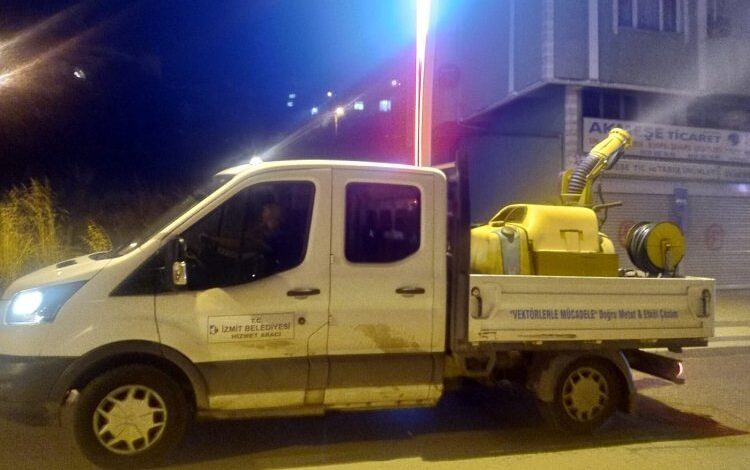 İzmit sokakları gece gündüz ilaçlanıyor