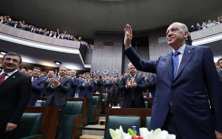 Cumhurbaşkanı Erdoğan’dan 28. dönemin ilk grubunda ‘Anayasa’ çağrısı Cumhurbaşkanı Erdoğan’dan 28. dönemin ilk grubunda ‘Anayasa’ çağrısı