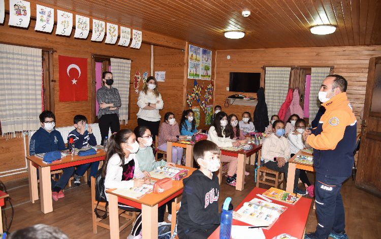 Manisa Büyükşehir’in minikleri “Afet Farkındalık Eğitimi” aldı Manisa Büyükşehir’in minikleri “Afet Farkındalık Eğitimi” aldı