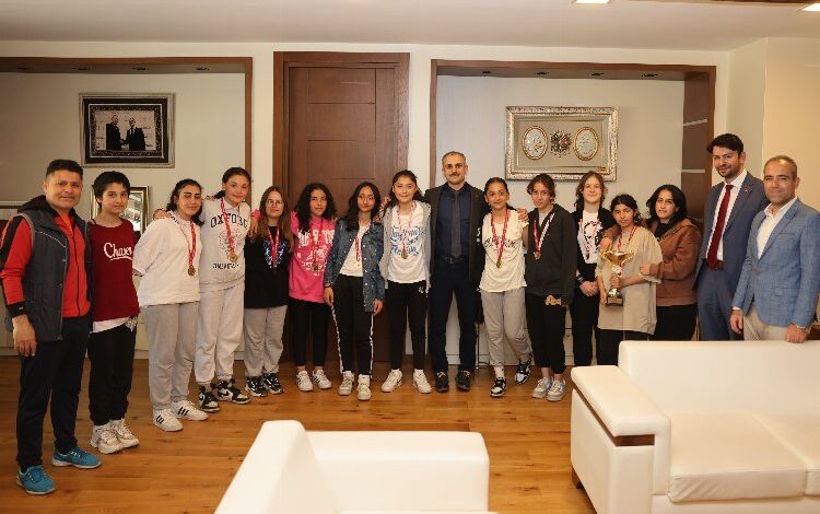 Başkan Çiftçi, Çayırovalı şampiyonlarını ağırladı Başkan Çiftçi, Çayırovalı şampiyonlarını ağırladı