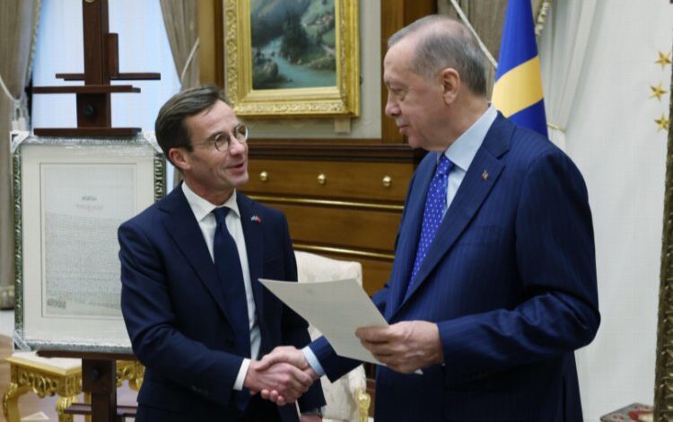 Erdoğan ve İsveç Başbakanı arasında anlamlı hediye Erdoğan ve İsveç Başbakanı arasında anlamlı hediye