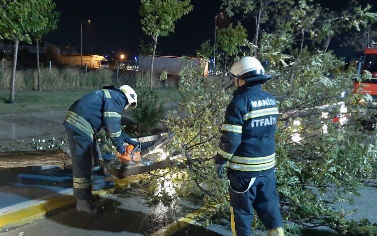 MASKİ ekipleri fırtına ve yağış mesaisinde