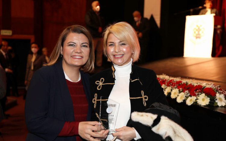 Kocaeli İzmit’te 50. yılını dolduran doktorlara plaket Kocaeli İzmit’te 50. yılını dolduran doktorlara plaket