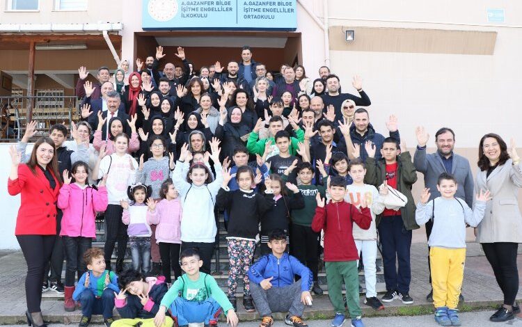 Kocaeli Büyükşehir’den gönüllü personeline işaret dili Kocaeli Büyükşehir’den gönüllü personeline işaret dili