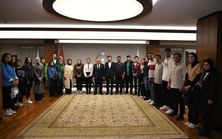 Memduh Büyükkılıç’a ERÜ öğrencilerinden ziyaret Memduh Büyükkılıç’a ERÜ öğrencilerinden ziyaret