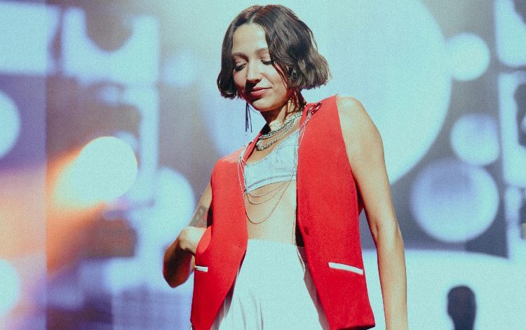 Zeynep Bastık’ın yeni şarkısı üç platformda bir numara