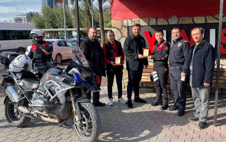 İzmit Emniyetten Uyuşturucuyla Mücadele Derneğine plaket İzmit Emniyetten Uyuşturucuyla Mücadele Derneğine plaket