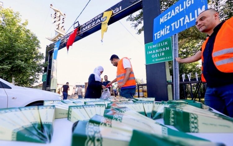 Diyarbakır’da kabir ziyareti yapanlara lokum ikramı Diyarbakır’da kabir ziyareti yapanlara lokum ikramı