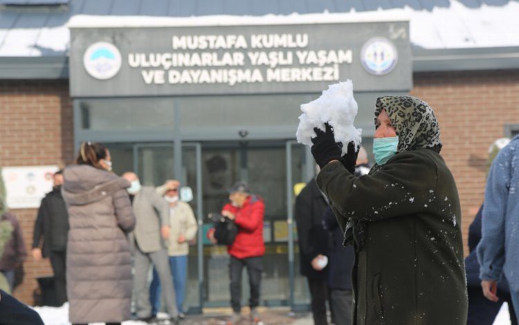Kayseri’de ulu çınarların kar keyfi