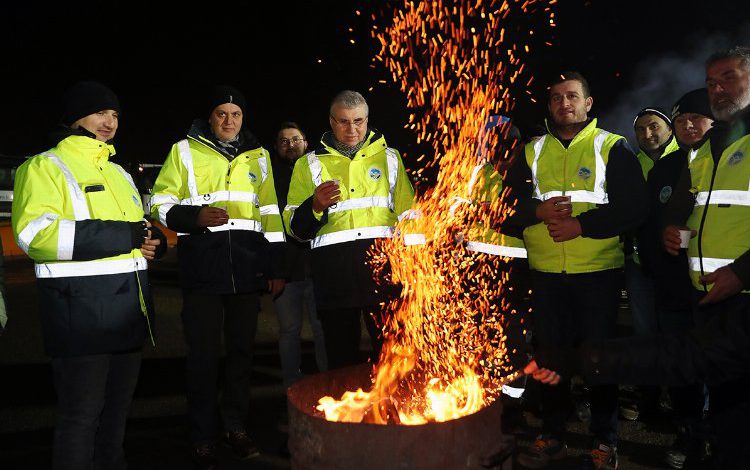 Başkan Yüce Sakarya Büyükşehir’in kar timi ile buluştu Başkan Yüce Sakarya Büyükşehir’in kar timi ile buluştu