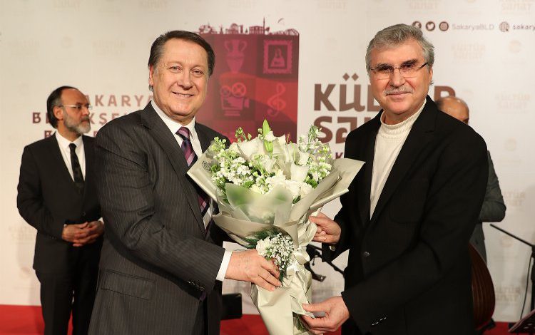 Ahmet Özhan AKM’de sahne aldı