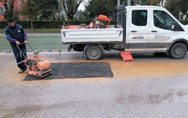Kocaeli’nde çukurlar onarılıyor Kocaeli’nde çukurlar onarılıyor