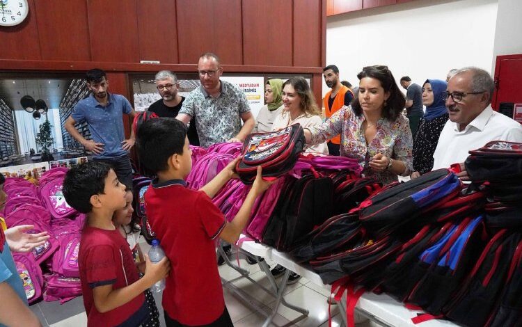 Çayırova’dan kırtasiye yardımı Çayırova’dan kırtasiye yardımı